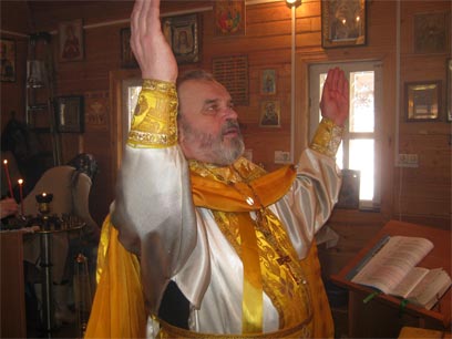 Отец Борис Белогуб за литургиейОтец Борис Белогуб