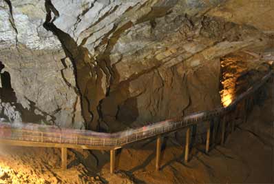 Пещеры действительно огромны: люди движутся там по виадукамПещеры огромны: люди движутся там по виадукам