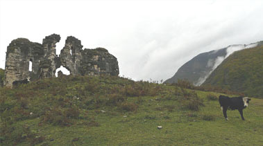 Руины храма эпохи Абхазского царства над Бзыбским ущельемРуины храма эпохи Абхазского царства над Бзыбским ущельем
