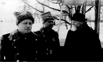 Митрополит Николай (Ярушевич) вместе с офицерами Советской армииМитрополит Николай (Ярушевич) с офицерами Советской армии