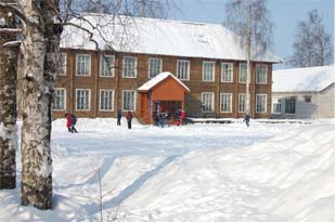 Половина прихода – педагоги, костяк нашей общины». (На фото школа в Красноборске)школа в Красноборске