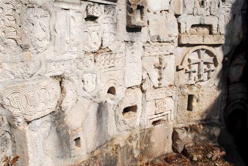 Так выглядит алтарная стена древнего храма в цитаделиАлтарная стена храма в цитадели Анакопия