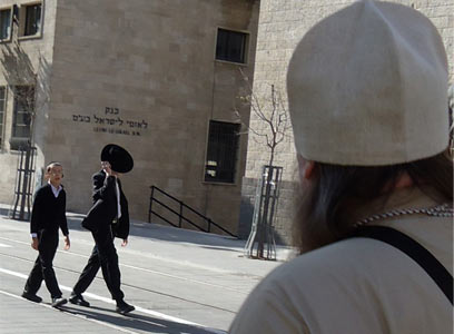 При встрече с православным батюшкой евреи-ортодоксы закрывают лица шляпамиЕвреи-ортодоксы закрывают лица шляпами