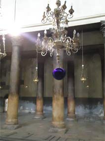 Греческие светильники украшают «новогодние» шарыГреческие светильники