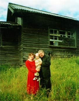 Нина Шумелова с мужем Вениамином и сыном Гришей на фоне часовни
