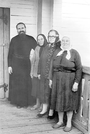 Отец Трифон (Плотников) со своими помощницами: Александрой Ивановной, м. Марией